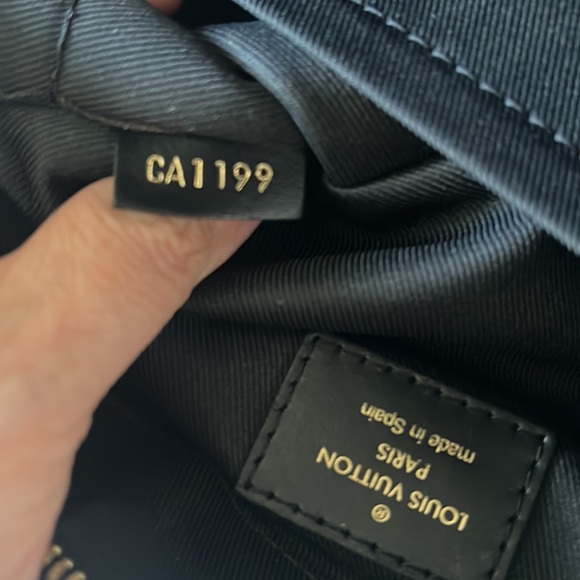 Louis Vuitton Limited Edition cross body bag - Picture 9 of 17